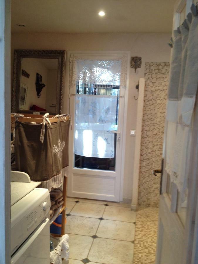 L'Oustalet Apartment La Tour-dʼAigues Екстериор снимка